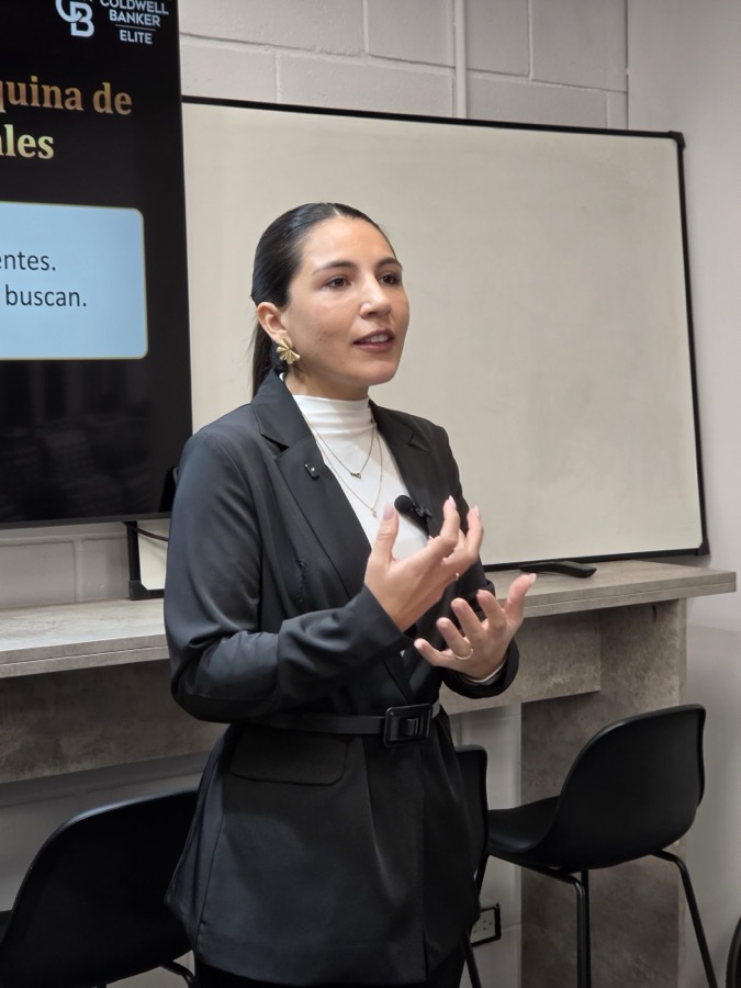 Clara Pérez dando una conferencia